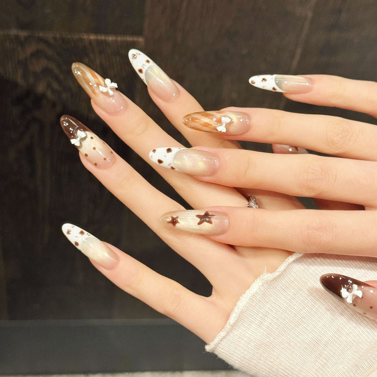 Dekoratives Press-On Nagelkunstset mit einzigartigen Bogen- und Stern-Designs