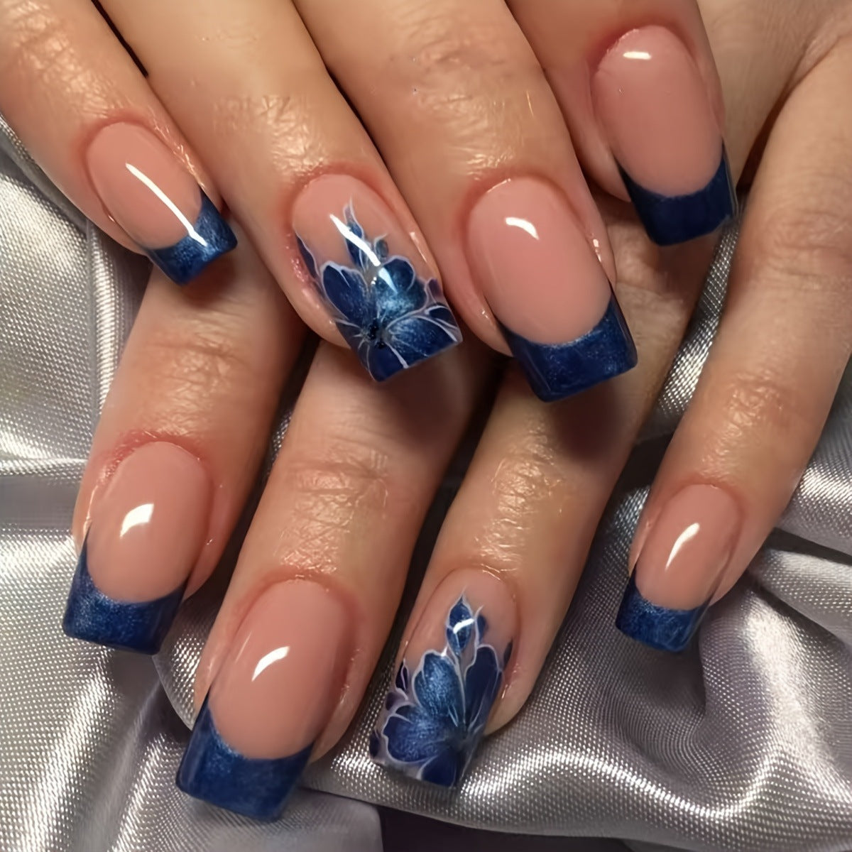 Kunstnägel mit Blühendem Blumendesign und Eleganter French-Spitze Brehn