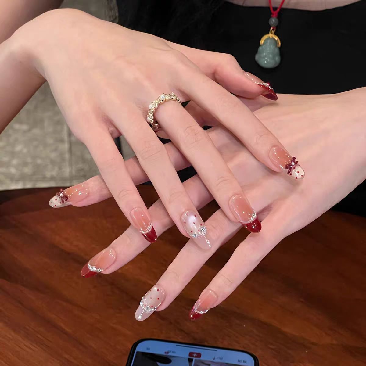 Künstlerisches Press-On-Nagel-Set mit elegantem Bogen und Schmuckstein-Dekor Brehn