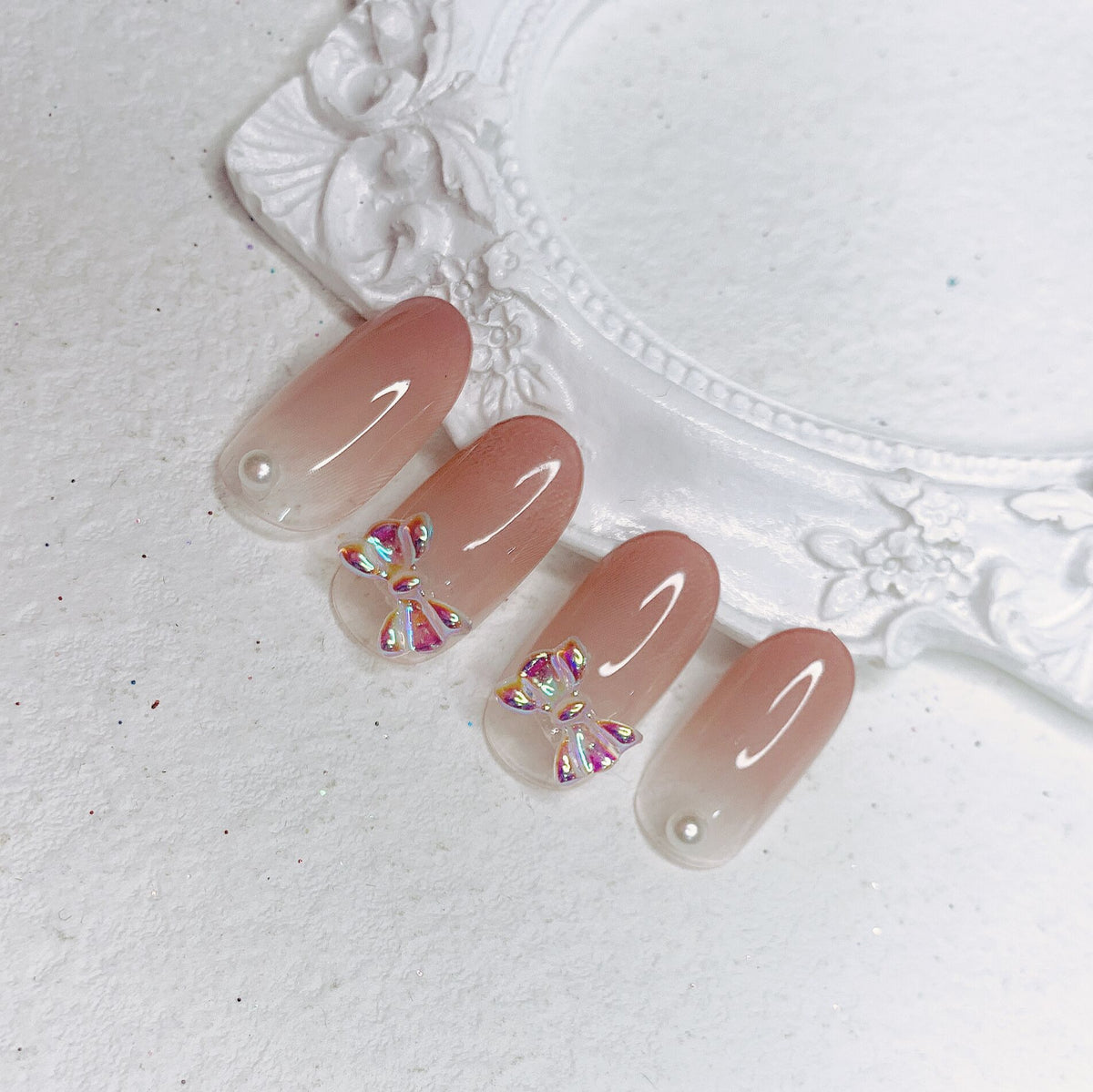 Elegante Schmetterlingsakzent-Nailart