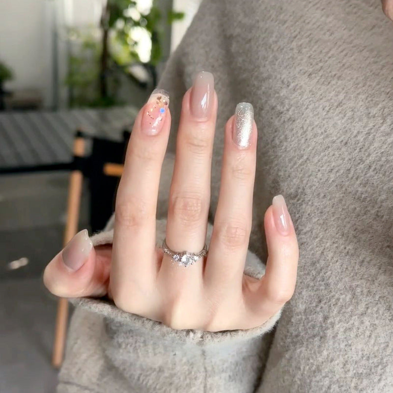 Künstlerische Nagelverlängerungen mit dekorativen Elementen Brehn