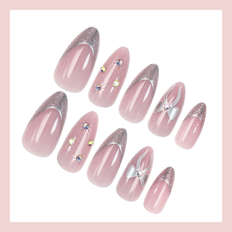 Kunstnagelset mit glamourösen Glitzer- und Blütenakzenten Brehn