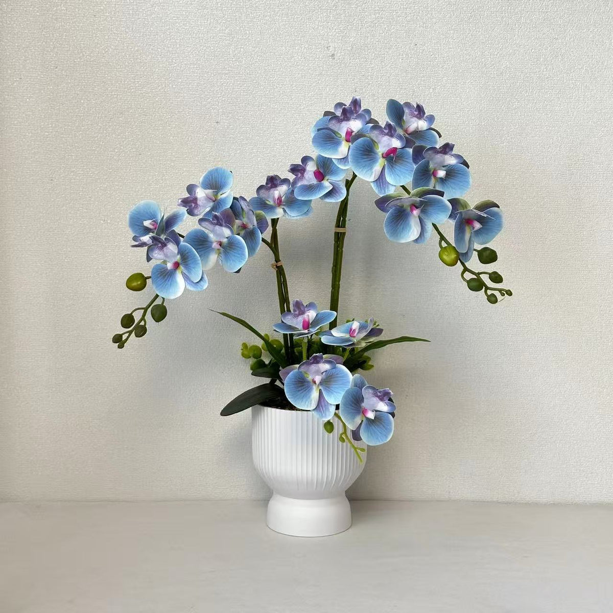 Lebensnahe Orchideenpflanzenarrangement für Tischdekoration