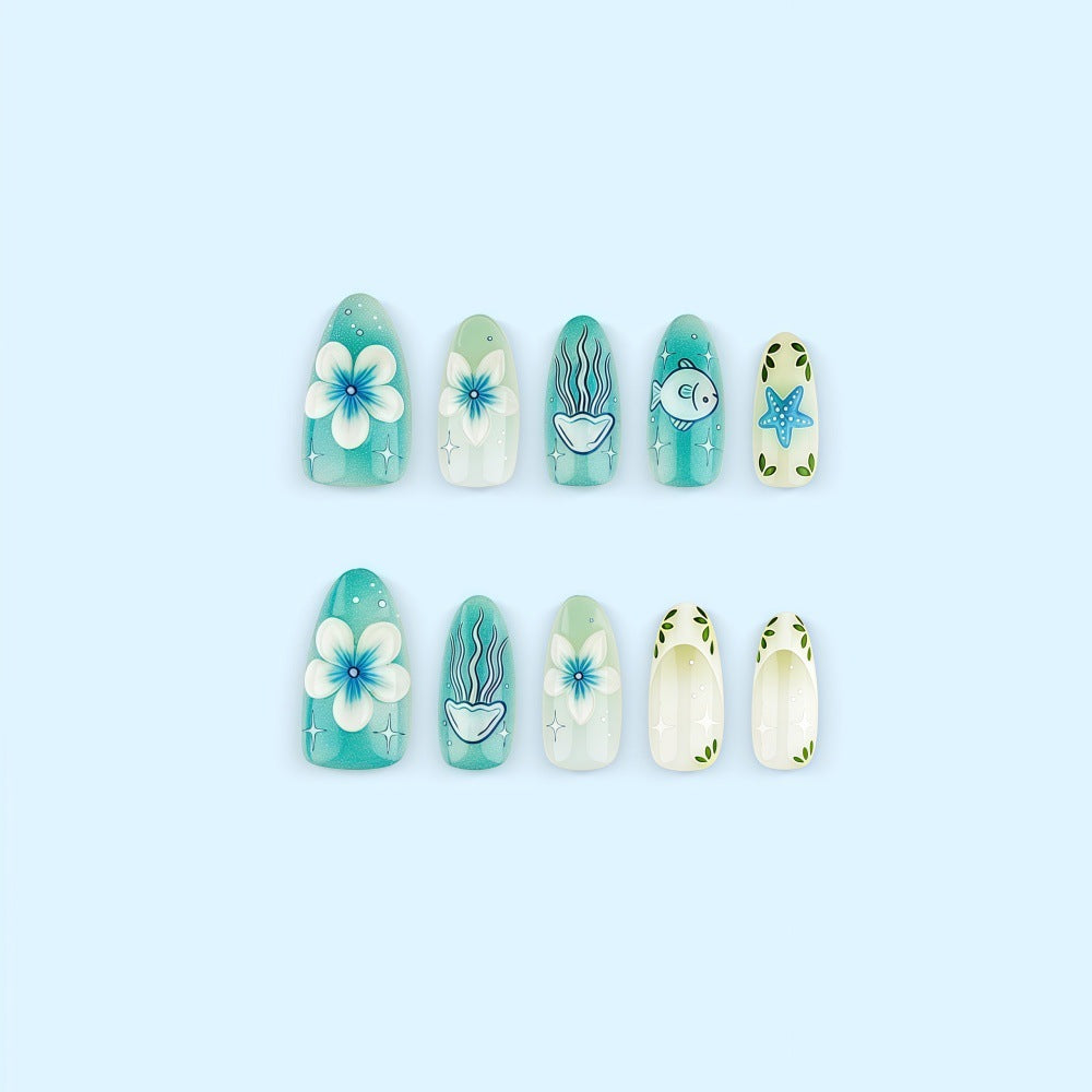 Kunstnägel im maritimen Design mit farbenfrohen Muschel- und Wasser-Motiven Brehn