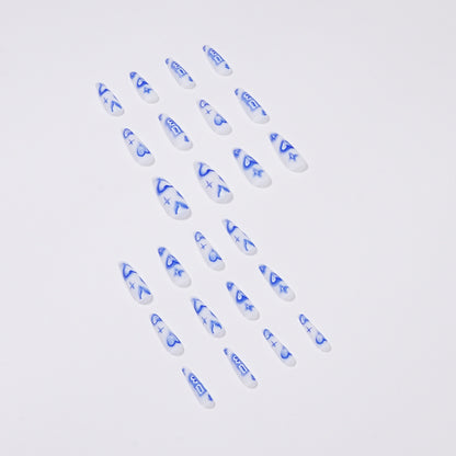 Kunstvolle Nagelverlängerungen mit herzförmigen und modernen Designs Brehn