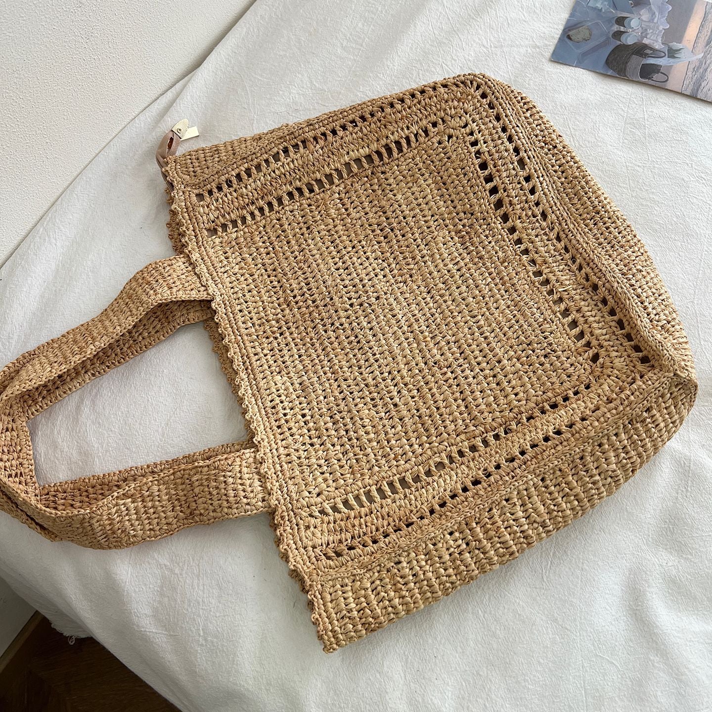 Handgefertigte Strohtasche mit Floralen Details Brehn