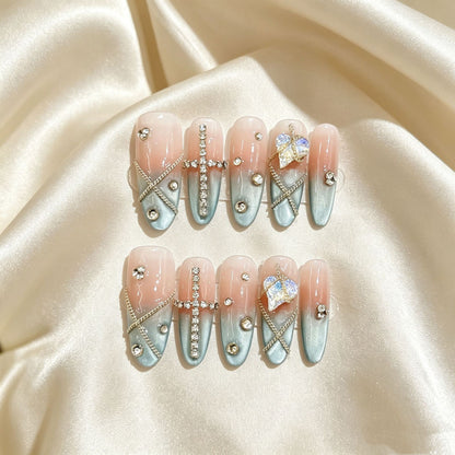 Dekoratives Press-On Nagelkunstset mit eleganten Strassakzenten