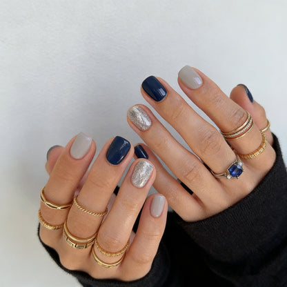 Elegante Kunstnägel mit verschiedenen Designs Brehn
