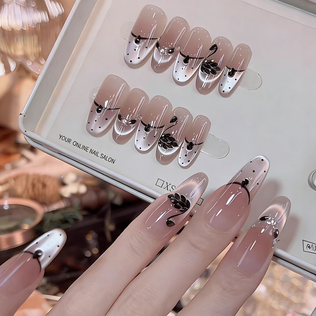 Künstlerische Stiletto Press-On Nagelkunst mit schimmernden Akzenten Brehn