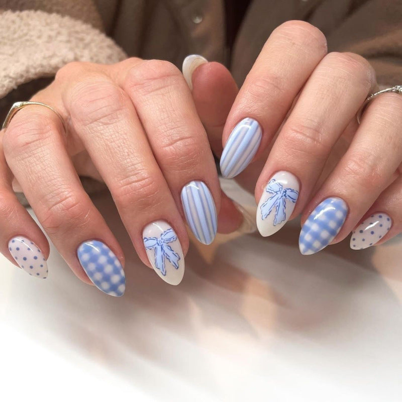 Kunstvolle Nagelkunst mit Blumen-Design und Blauem French Tip Brehn