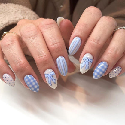 Kunstvolle Nagelkunst mit Blumen-Design und Blauem French Tip Brehn