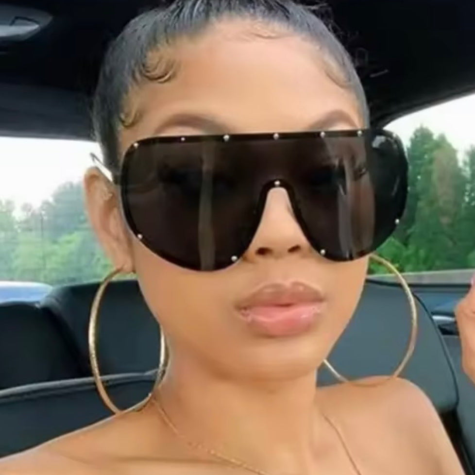 Damen futuristische Sonnenbrille mit großem Rahmen und innovativem Design Brehn
