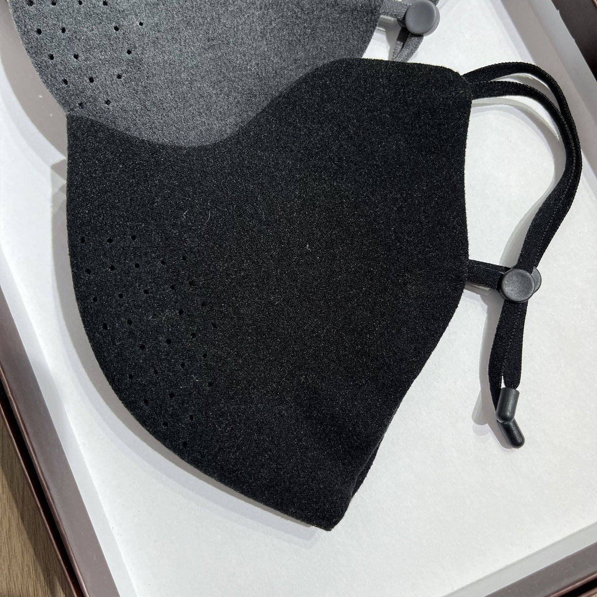 Konturierte perforierte wiederverwendbare Stoffgesichtsmaske mit verstellbaren Ohrkordeln Brehn