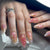 Dekoratives Press-On Nagelkunstset mit eleganten floralen und goldenen Akzenten Brehn