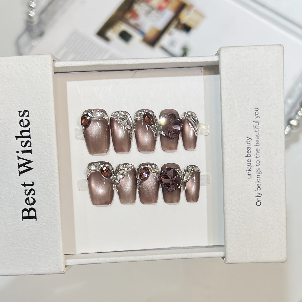 Dekoratives Press-On-Nageldesign mit Edelsteinakzenten Brehn