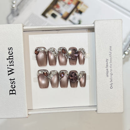Dekoratives Press-On-Nageldesign mit Edelsteinakzenten Brehn