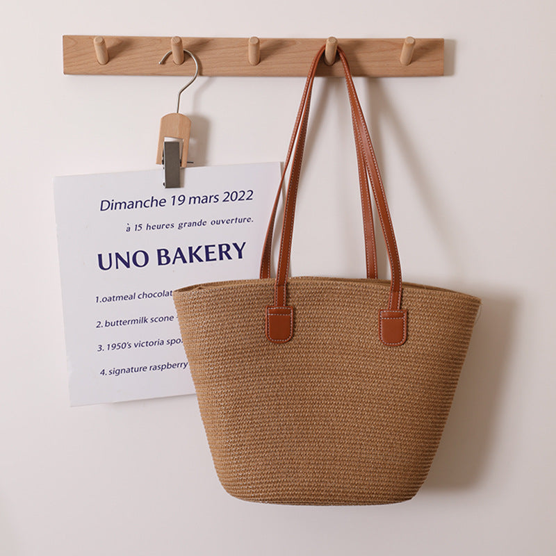 Elegante Bast-Umhängetasche mit Gestreiftem Design Brehn