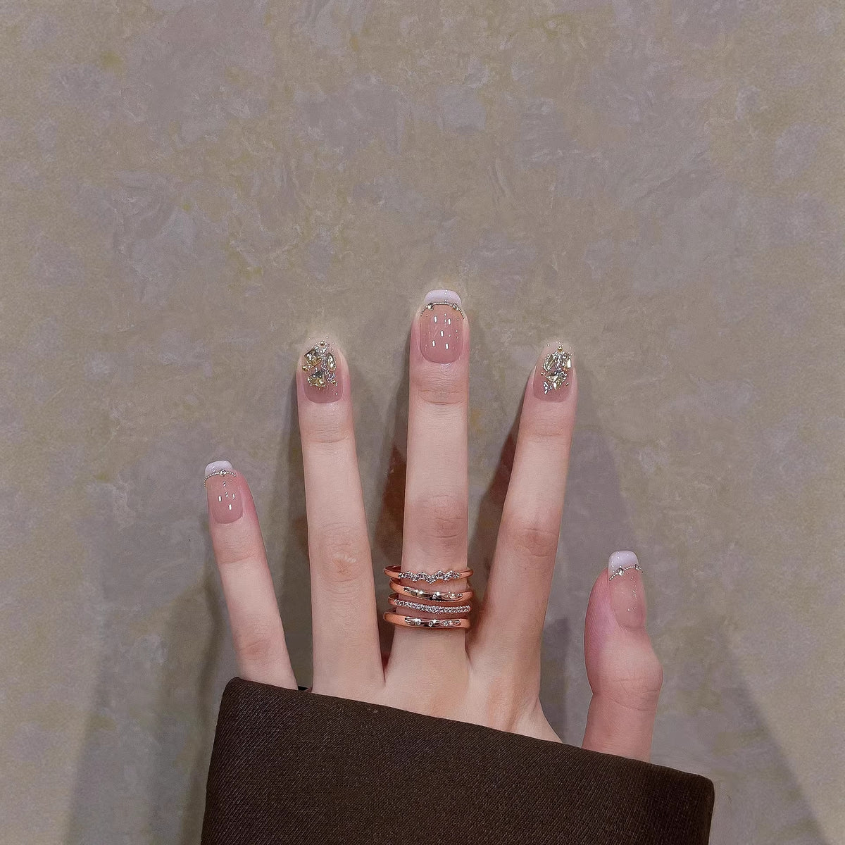 Dekoratives Press-On Nagelkunstset mit eleganten Designelementen