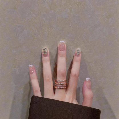 Dekoratives Press-On Nagelkunstset mit eleganten Designelementen