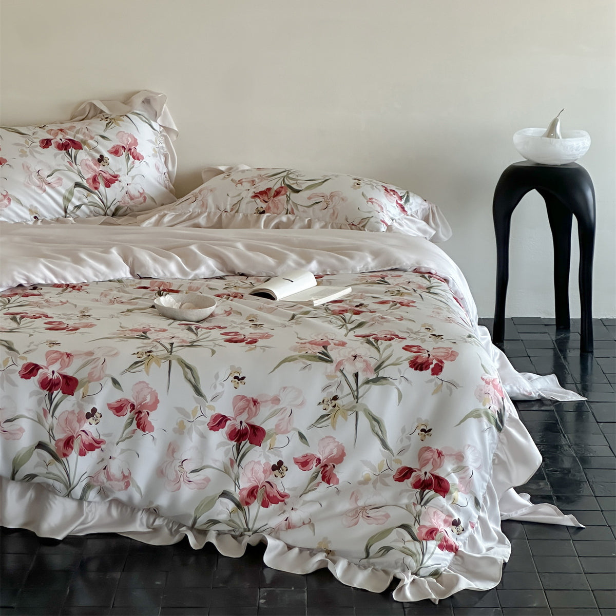 Luxuriöses Satin-Bettwäsche-Set mit floralem Aquarellprint, Volantkanten und Wendefunktion