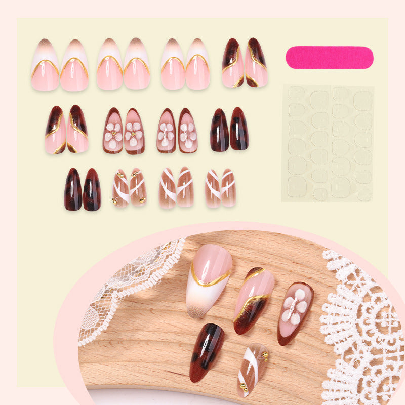 Dekoratives Press-On Nagelkunstset mit floralen und goldenen Akzenten Brehn