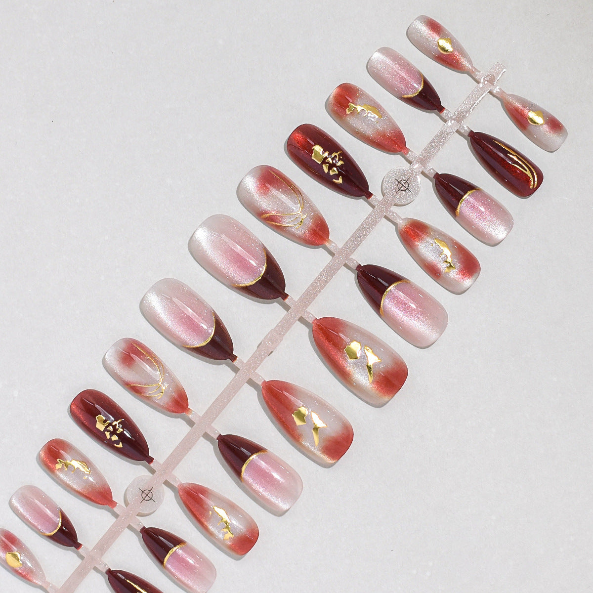 Künstlerisches Press-On Nagelset mit einzigartigen Designs Brehn
