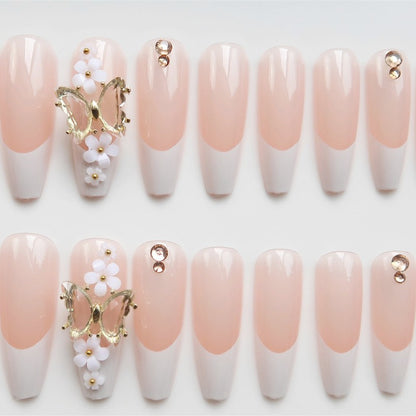 Luxus Press-On Nagelkunst mit floralen Akzenten Brehn