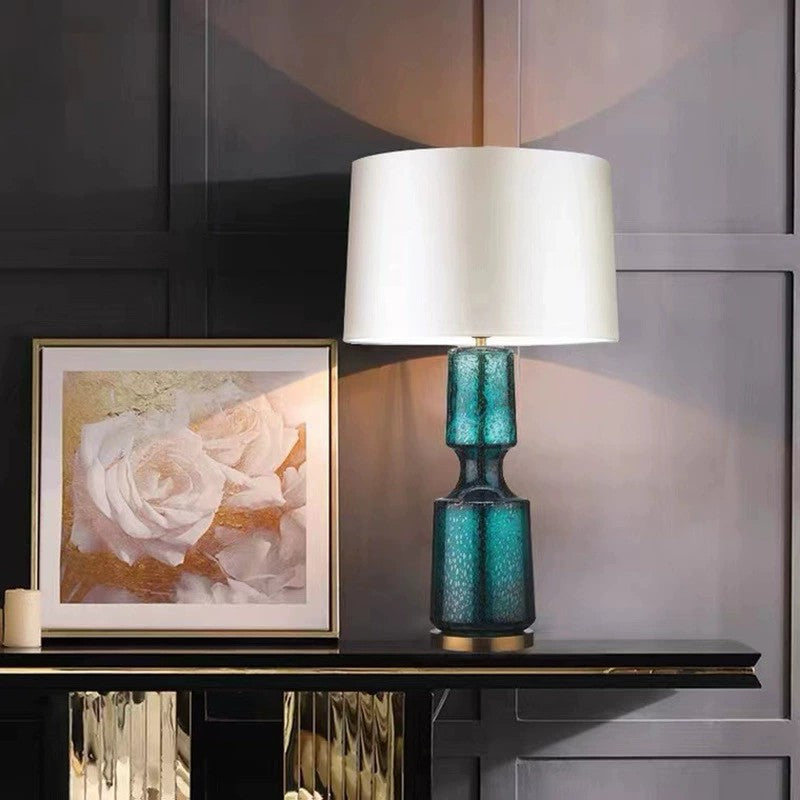 Stilvolle Glastischlampe mit elegantem schwarz Schirm