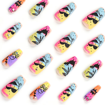Kunstvolle Nagelkunst mit buntem Motiv und Glitzerverzierung Brehn