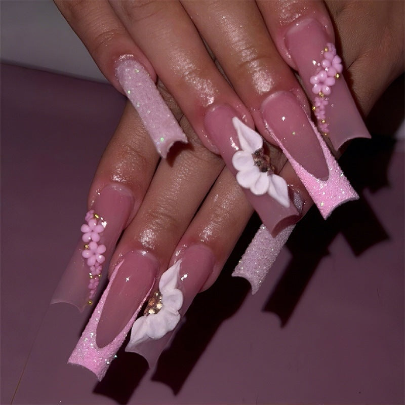 Kunstnagelset mit romantischen Blüten- und Glitzerelementen Brehn