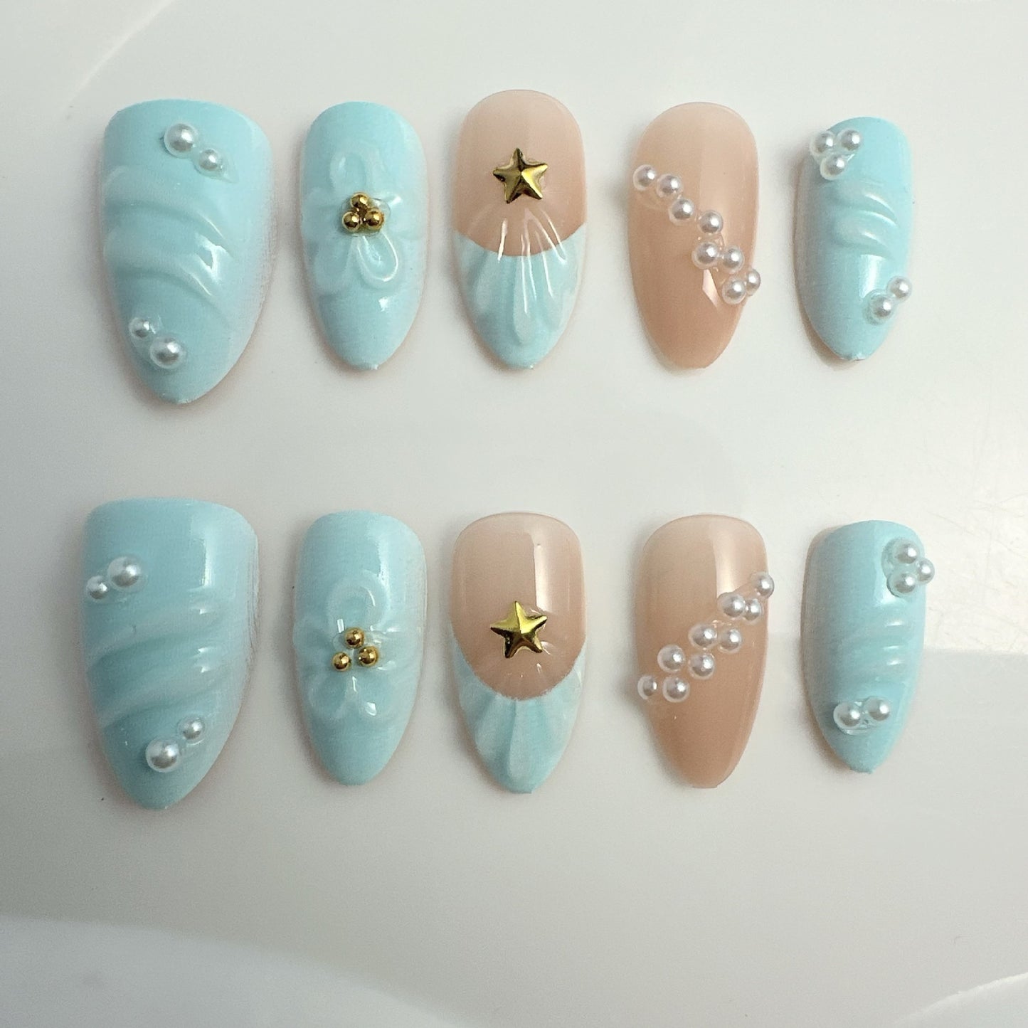 Kreative Kunstnägel mit Blumenakzenten Brehn