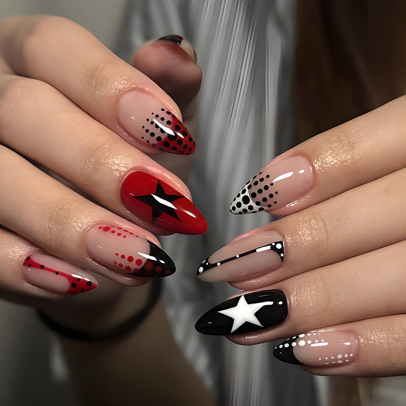 Kunstnagelset mit auffälligen Sternen- und Punkte-Designs Brehn