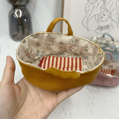 Miniature Leinenpuppe Bucket Hat mit floralem Futter und Trageschlaufe oben