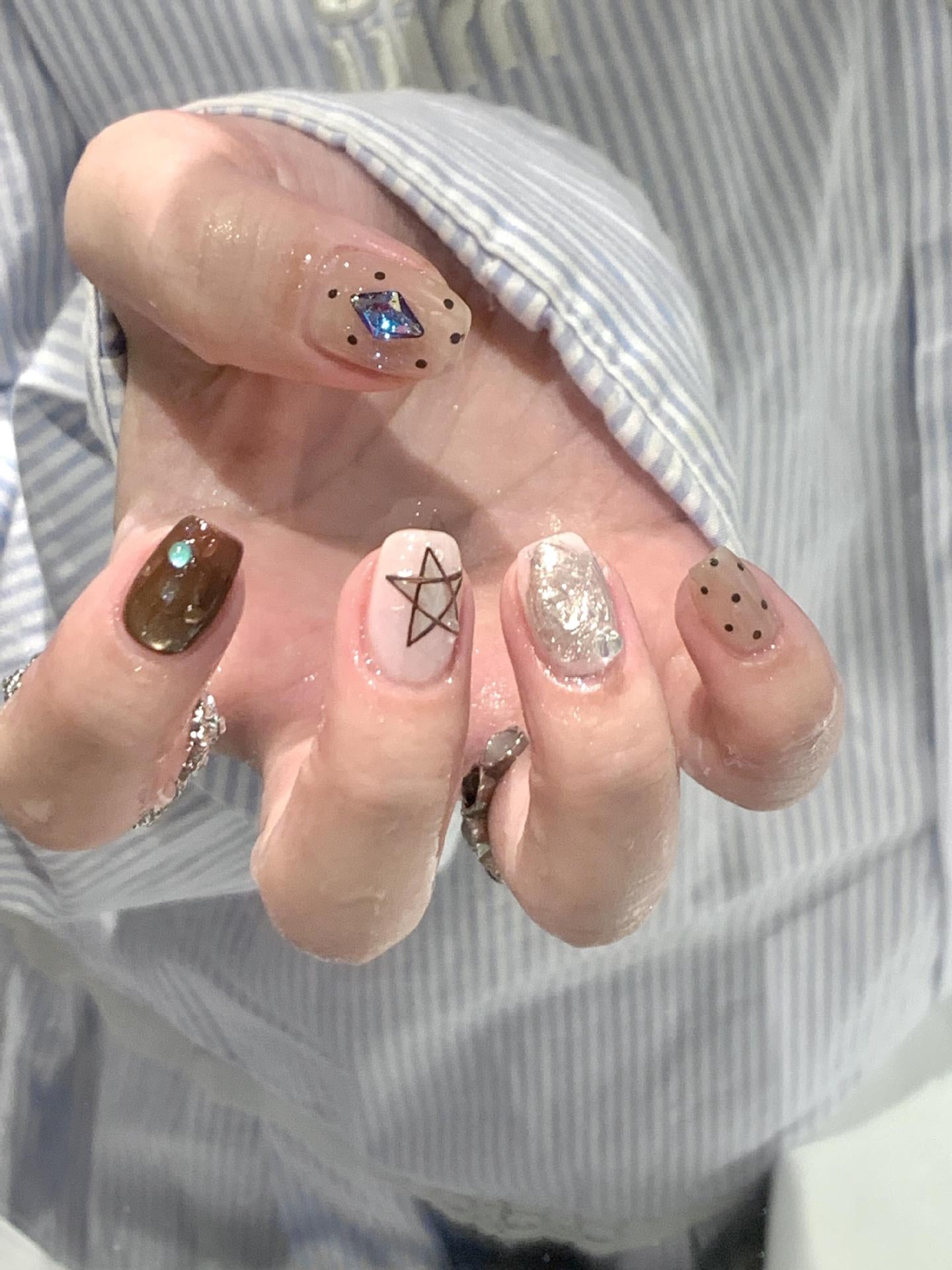 Kunstnagelset mit Kreativen Geometrischen und Funkelnden Akzenten Brehn