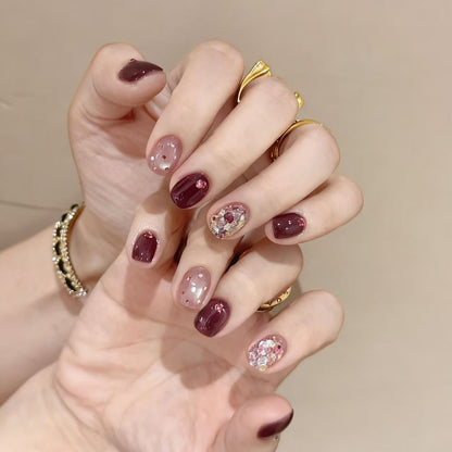 Künstlerische Glitzer-Nagelerweiterungen