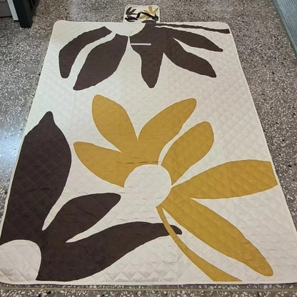 Stepp-Tagesdecke mit großfloraler Applikation und diamantgestepptem Relief Brehn