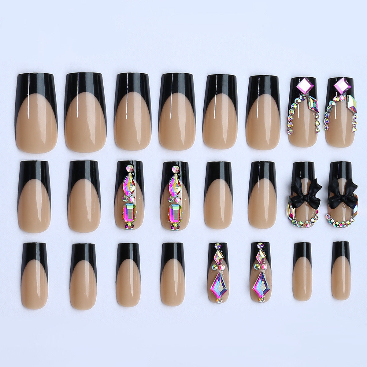 Glamouröses Kunstnagelset mit funkelnden Strass- und Schleifenverzierungen Brehn