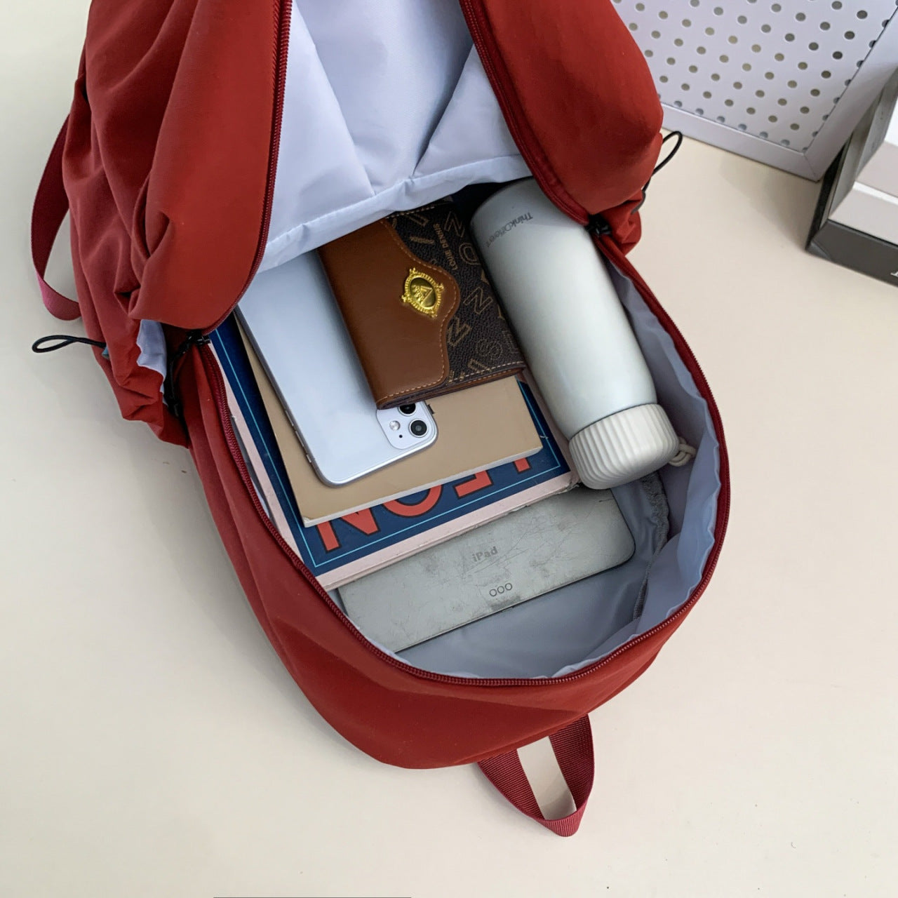 Rucksack mit Hochwertiger Verarbeitung und Süßem Teddy-Anhänger Brehn