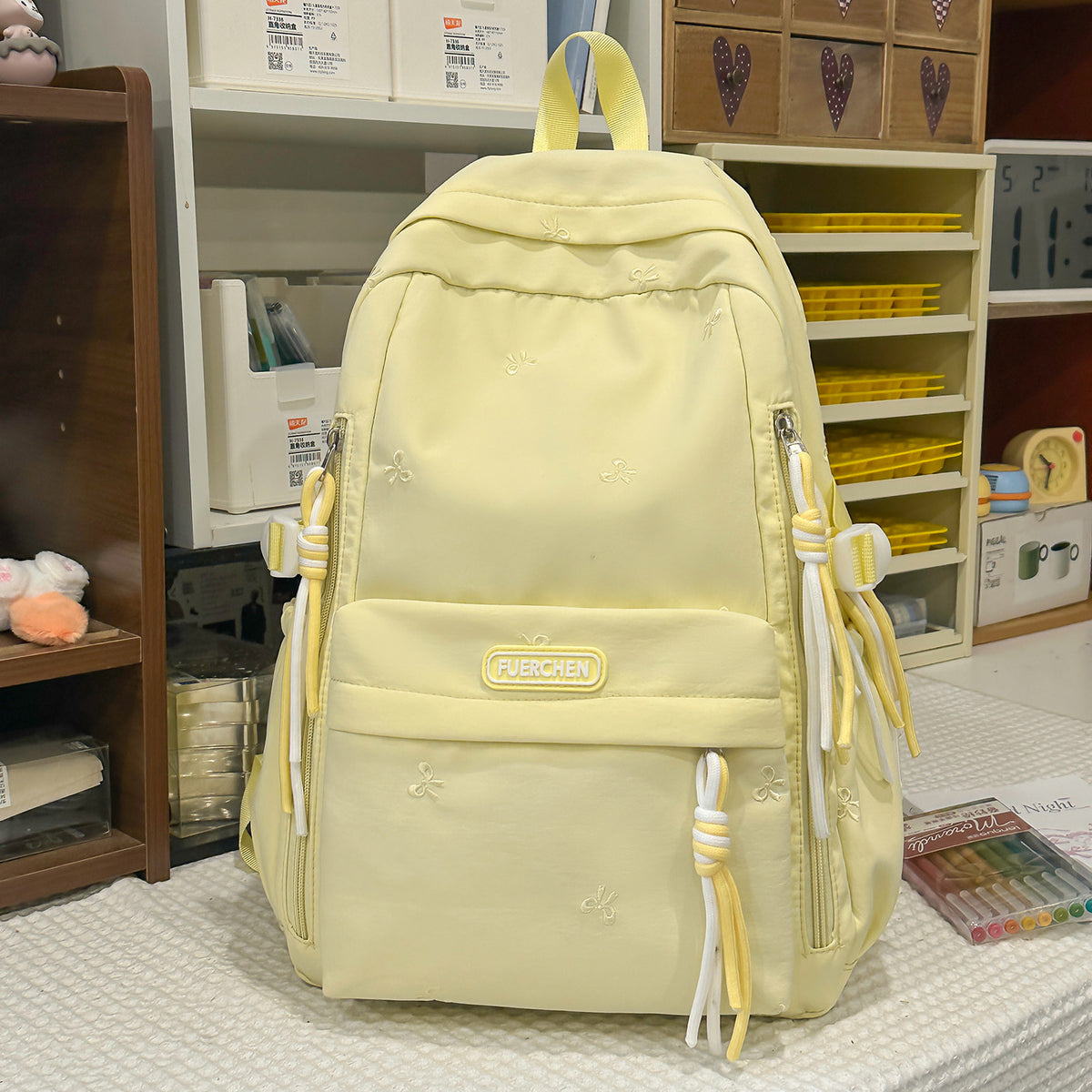 Stylischer Multi-Taschen Rucksack mit pelzigem Schlüsselanhänger Brehn