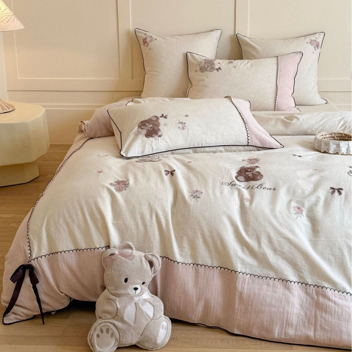 Baumwoll-Bettwäsche-Set mit niedlichen Teddybär-Stickereien und Rüschensaum