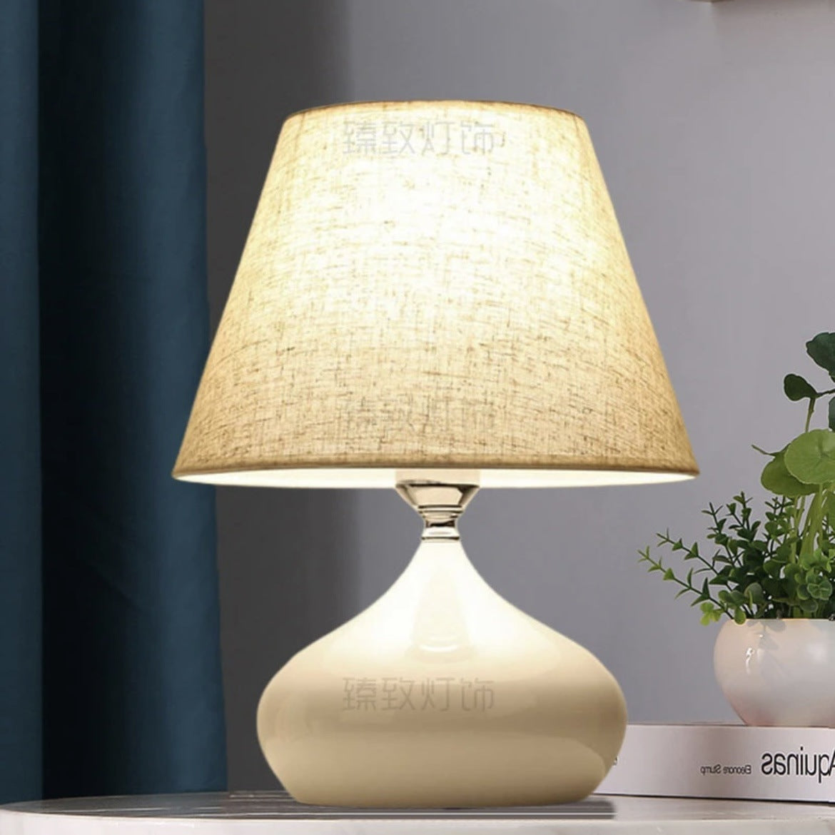 Tischlampe mit zeitgemäßem Design