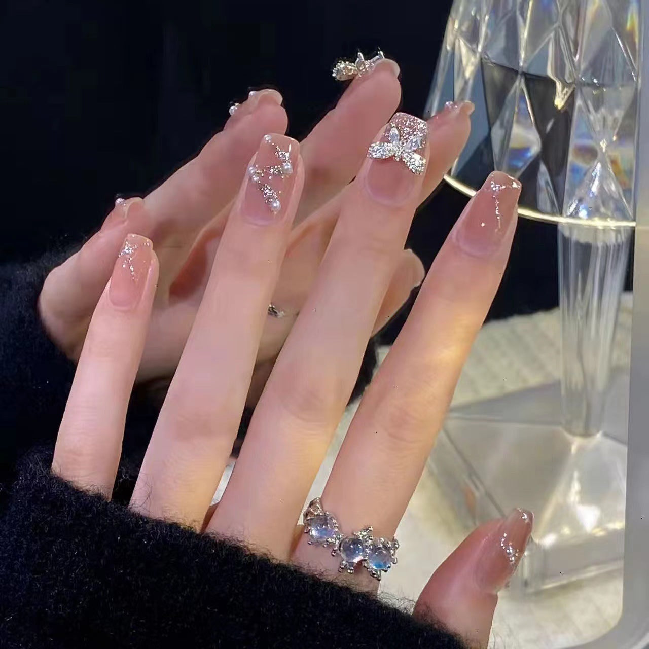 Glamouröse Kunstfingernägel mit Herz-Design und Glitzernden Akzenten Brehn