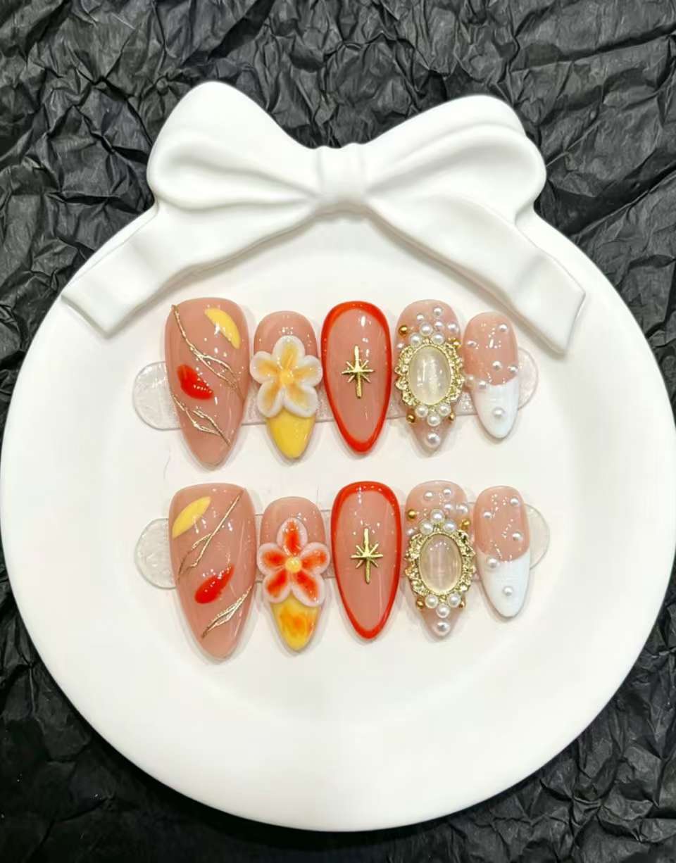 Dekoratives Press-On Nagelkunst-Set mit floralen und verspielten Designs