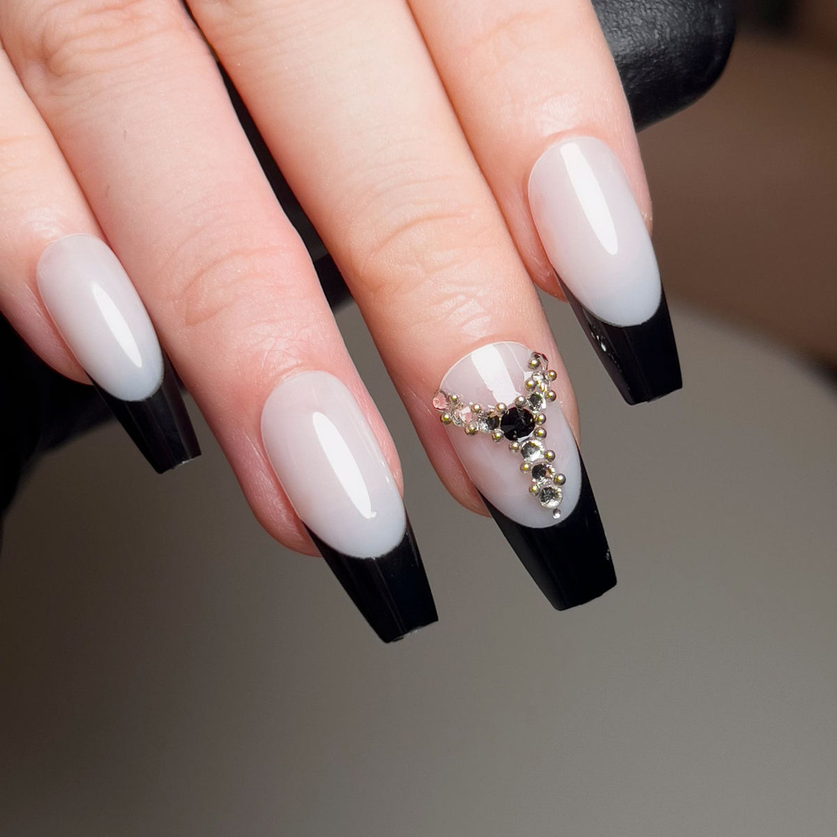 Kunstvolle Nagelverlängerungen mit Glitzer- und Ombre-Details Brehn