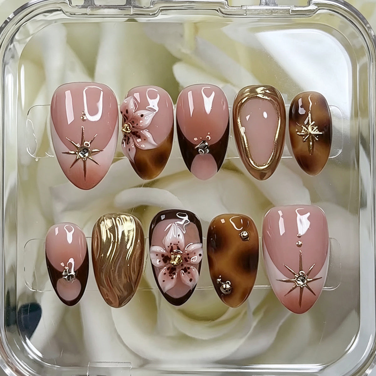 Künstlerisches Press-On Nagelset mit floralen und goldenen Akzenten Brehn