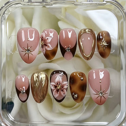 Künstlerisches Press-On Nagelset mit floralen und goldenen Akzenten Brehn