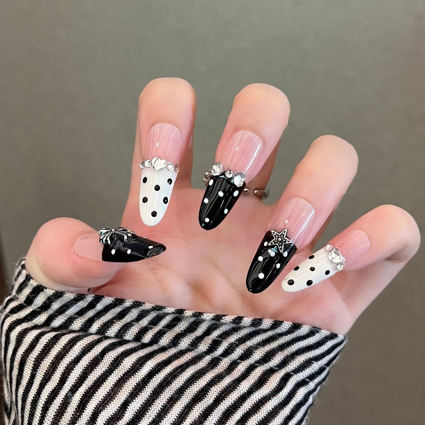 Künstlerische Stiletto Press-On Nagelkunst mit schimmernden Akzenten Brehn