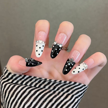 Künstlerische Stiletto Press-On Nagelkunst mit schimmernden Akzenten Brehn