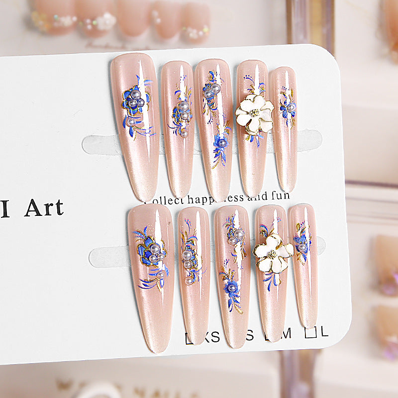 Kunstnagelset mit floralen 3D-Applikationen und elegantem Glanz Brehn