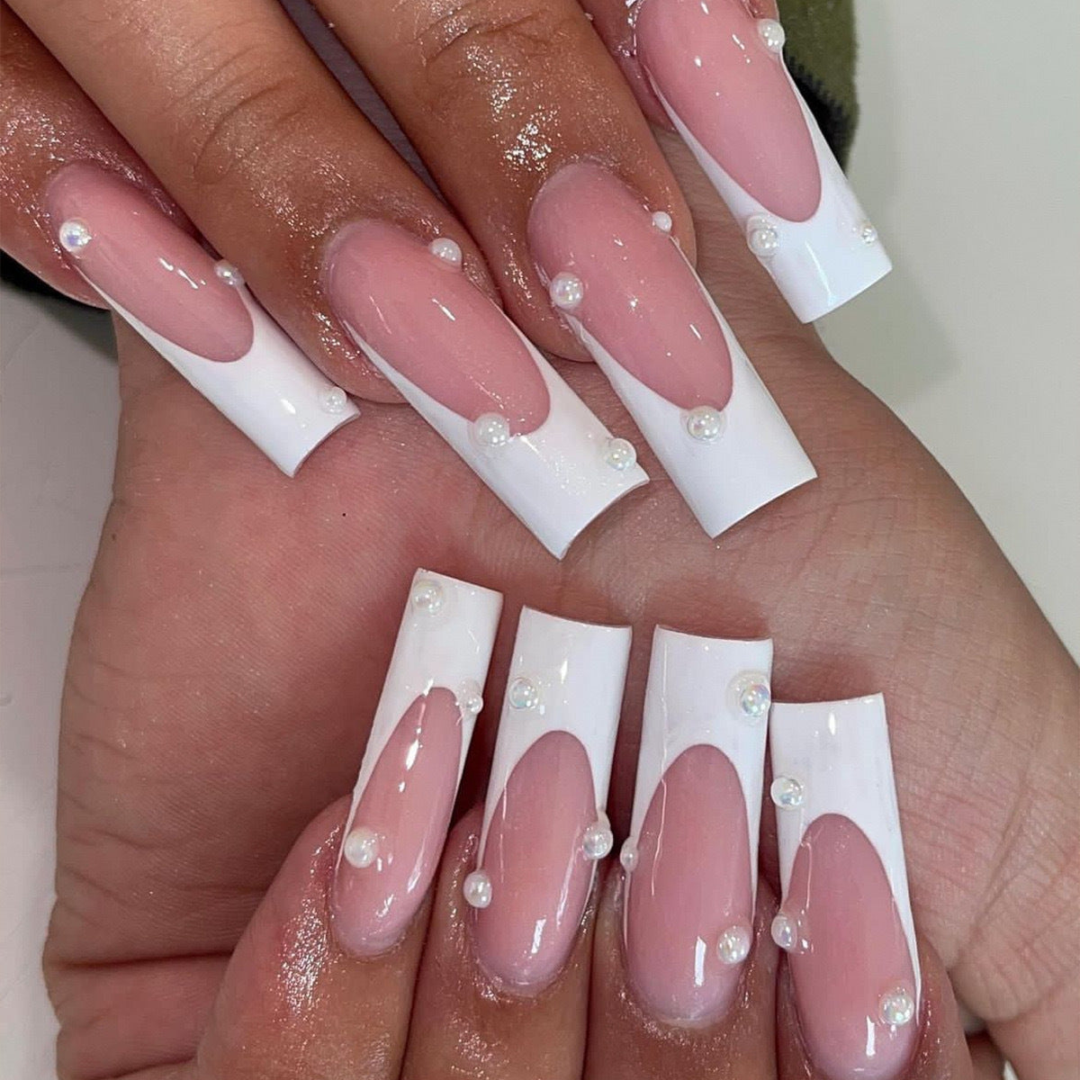 Kunstnagelset mit eleganten 3D-Perlenverzierungen Brehn